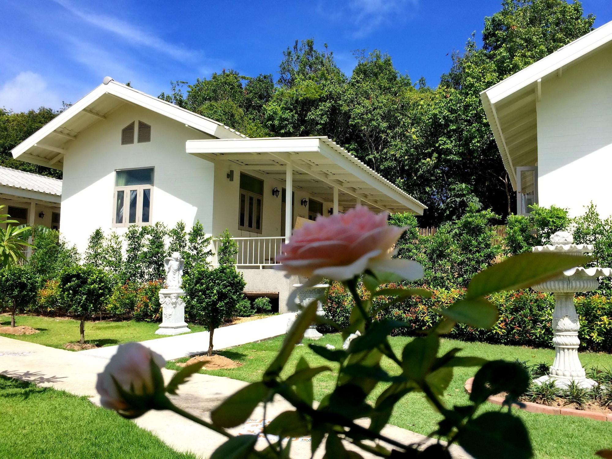 Perennial Resort Nai Yang Beach Екстериор снимка
